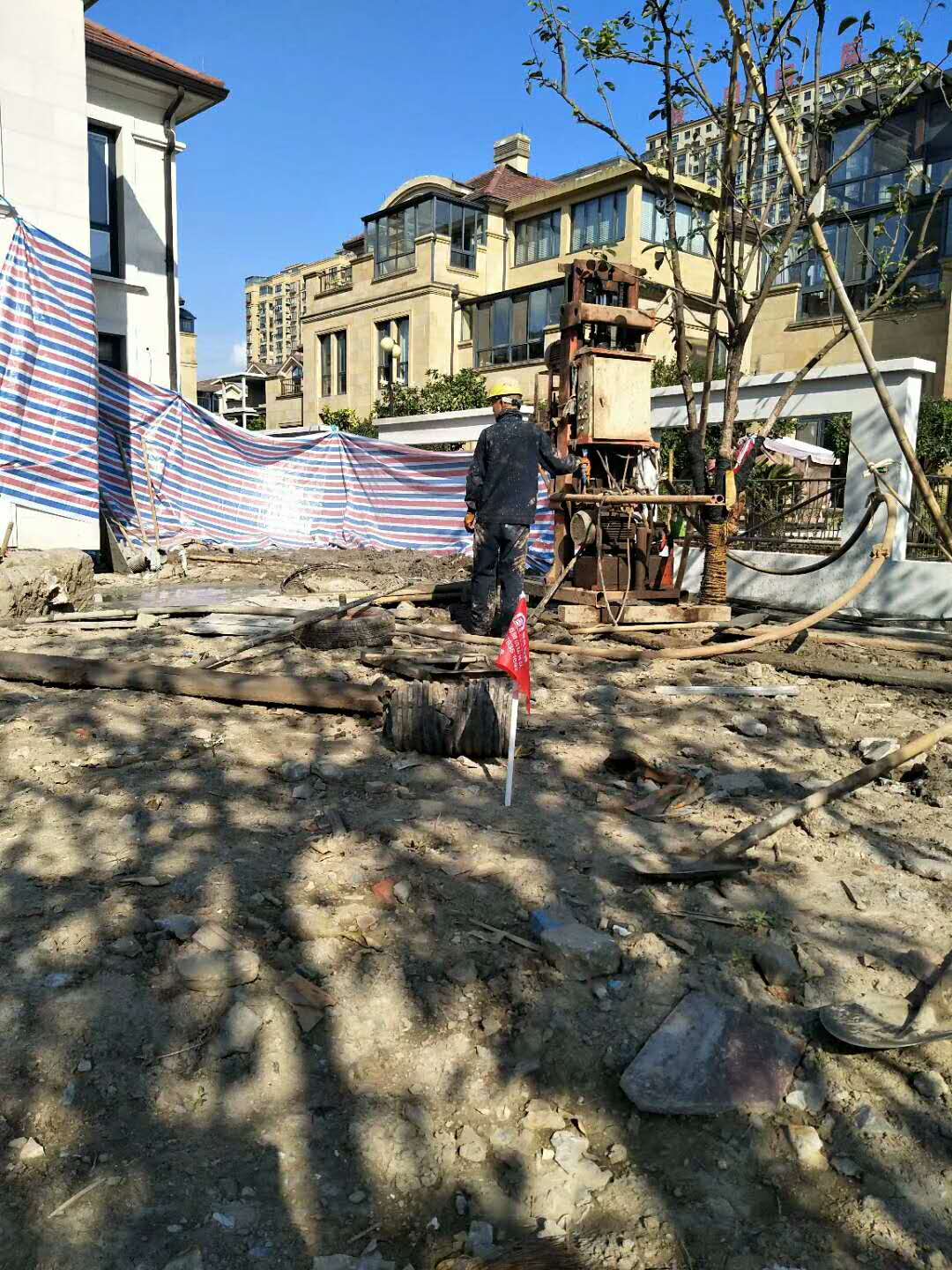 湖州日月新城中央世家別墅打井現(xiàn)場