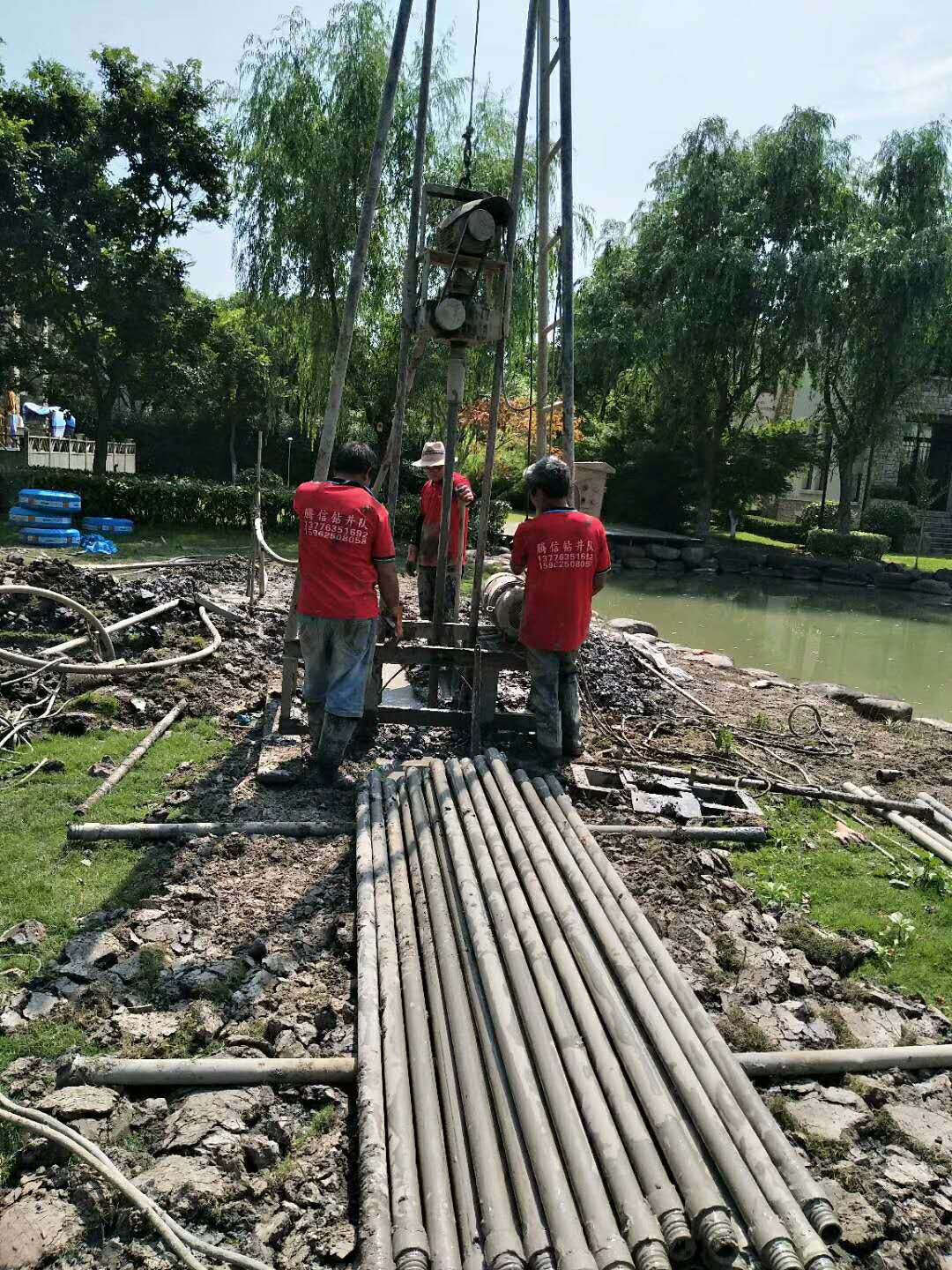 上海松江區(qū)天馬鄉(xiāng)村別墅打井現(xiàn)場(chǎng) 上海松江區(qū)天馬鄉(xiāng)村別墅打井現(xiàn)場(chǎng)