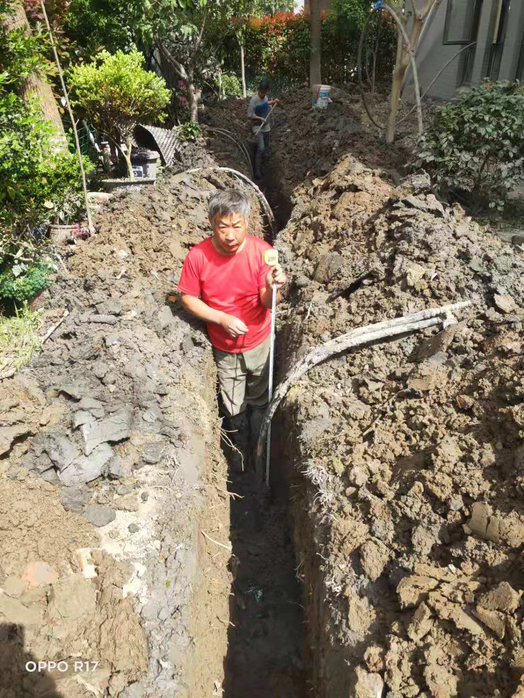 上海別墅地源熱泵水平管開挖.jpg 上海別墅地源熱泵水平管開挖.jpg